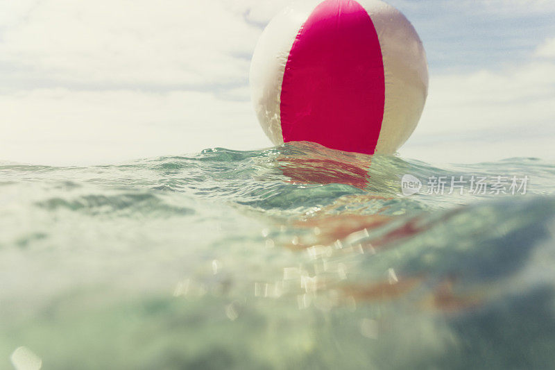 浮在清澈湛蓝的海面上的沙滩球，Pedn Vounder，康沃尔
